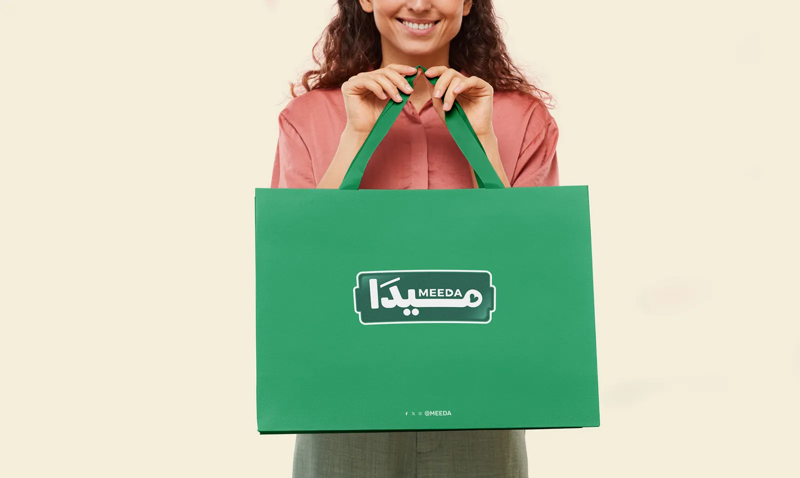 Meeda large shrimp frozen seafood packaging in blue next to a green Meeda tote bag with raspberry and chicken packs