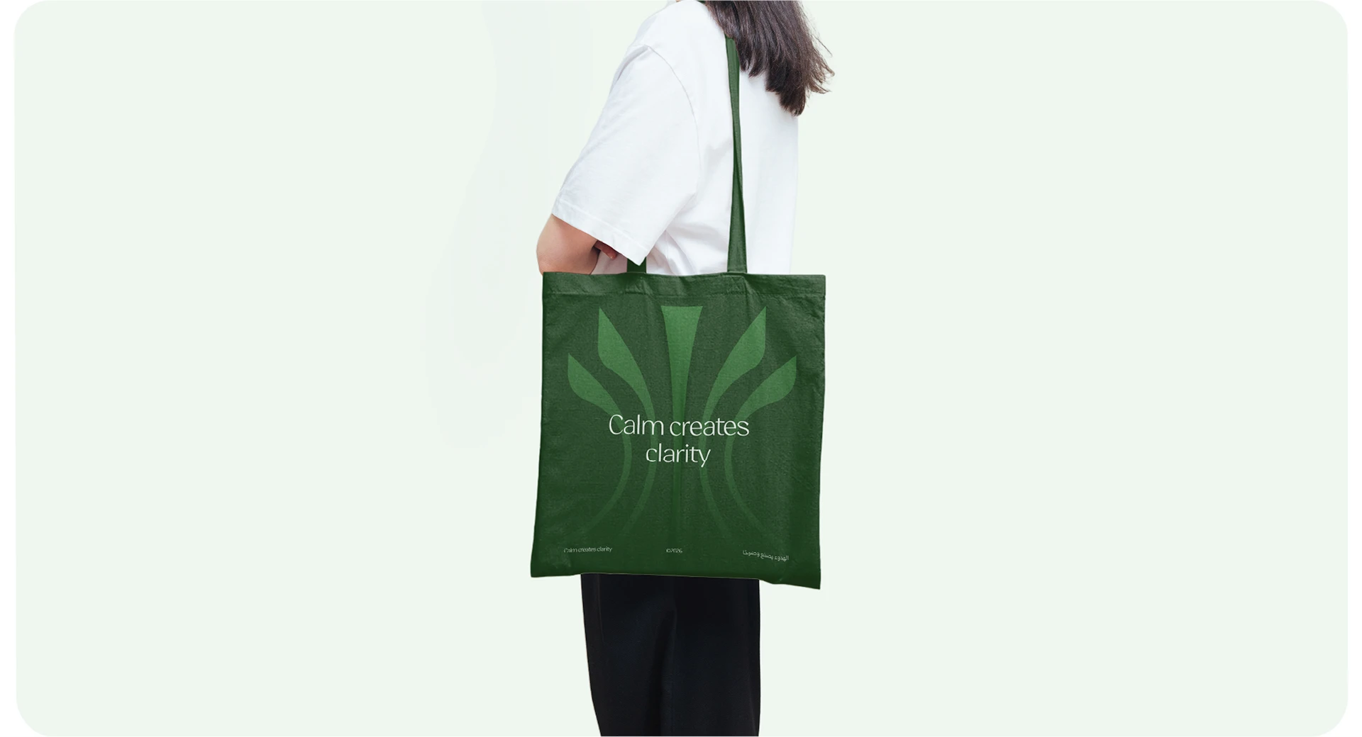 girl that carry green rawa bag
